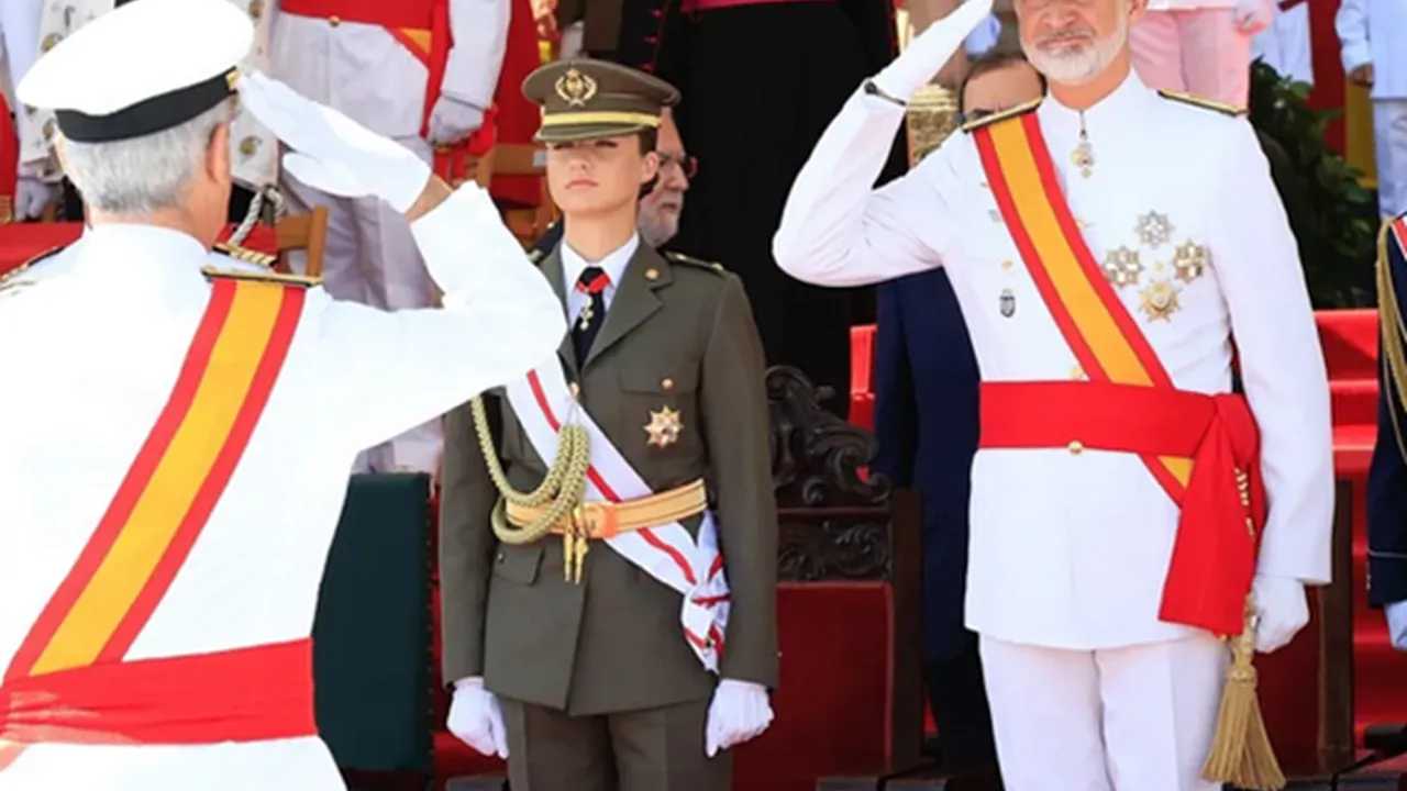 La princesa Leonor y el rey Felipe VI en la Escuela Naval de Marín en Pontevedra.